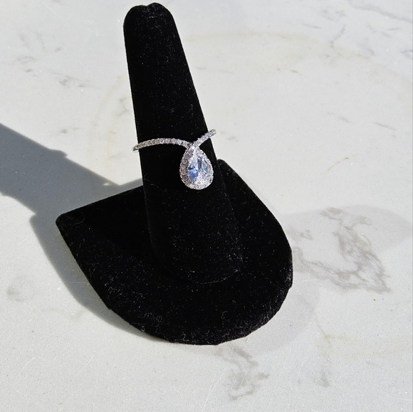 Elegant Silver Ring with Timeless Charm - Picture 10 of 12